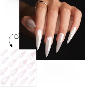 Détail macro de faux ongles stiletto extra longs blanc perle avec une finition brillante