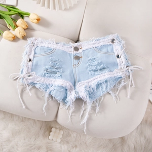 Detalle de pantalones cortos vaqueros azul claro con rotos, flecos blancos y cordones laterales
