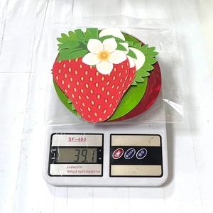 Weight display of 39.1g for strawberry birthday party decoration set in packaging