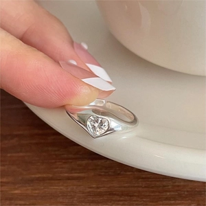 S925 sterling silver minimalist open ring featuring heart-shaped sparkling cubic zirconia