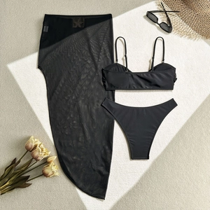 Set bikini nero tre pezzi con gonna lunga in rete trasparente e accessori estivi da spiaggia