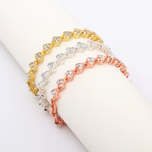Three-piece set of heart-shaped zircon bracelets in gold, silver and rose gold finishes