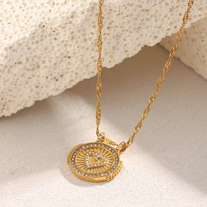 Vue détaillée du collier avec pendentif cœur plaqué or 18 carats et accents en zircon