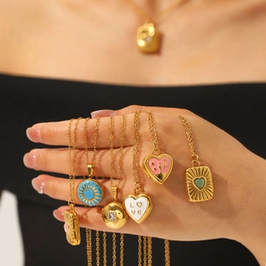Ensemble de colliers vintage en acier titane doré avec pendentifs lune et livre