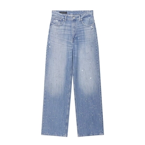 Jean droit taille haute bleu clair avec strass argentés brillants sur fond blanc