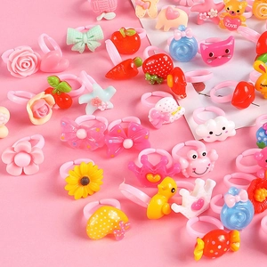 Lot de bagues en plastique rose pour filles avec animaux fleurs et motifs de fruits