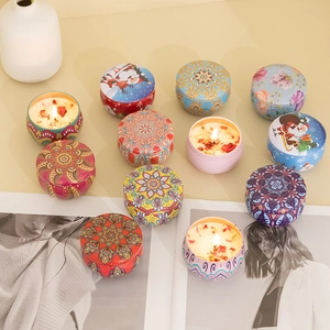 Candele profumate di soia con fiori secchi in barattoli di metallo stile bohémien