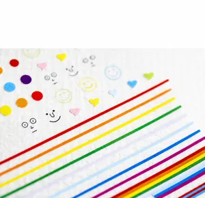 Détails macro de stickers d'ongles 5D à fleurs avec fini mat et motifs colorés