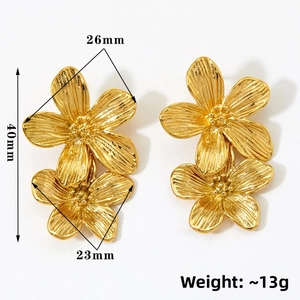 Detailansicht der goldenen Blumenohrringe mit Textur und Größenangaben von 40 mm Höhe