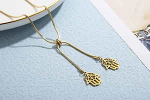Détail du collier chaîne serpent dorée avec charms Main de Fatma et fermoir coulissant