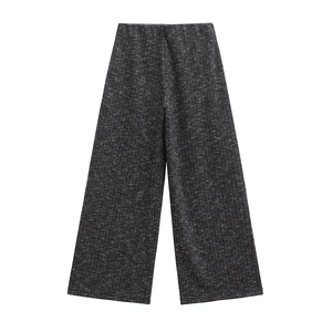 Dettaglio del tessuto grigio scuro testurizzato di questi pantaloni a gamba larga