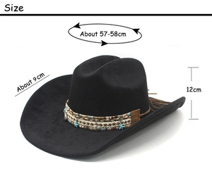 Vue détaillée du chapeau à large bord avec bande ethnique et breloques coquillages