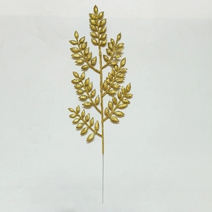 Dettaglio di foglie di Natale artificiali con rivestimento glitterato dorato decorativo