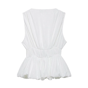 Détail du dos d'un haut blanc sans manches avec taille froncée et ourlet à basque évasé