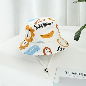 Détail d'un chapeau de soleil enfant avec motifs lion et crocodile et cordon réglable