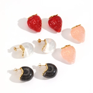 Lot de boucles d'oreilles fraise en résine et clous en forme de C sur fond blanc