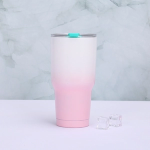 Détail du gobelet isotherme 30oz dégradé rose et blanc avec glaçons en inox poli