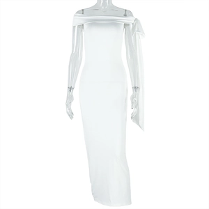 Détail d'une robe de soirée blanche à épaules dénudées avec des rubans élégants