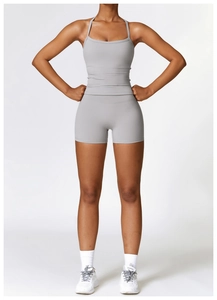Ensemble de fitness gris deux pièces avec haut dos nageur et short de sport taille haute