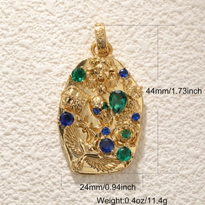 Détail d'un pendentif gothique avec tête de mort, gemmes vertes et dimensions exactes