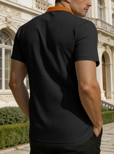 Vue arrière du polo homme noir avec col orange en tissu piqué respirant et robuste
