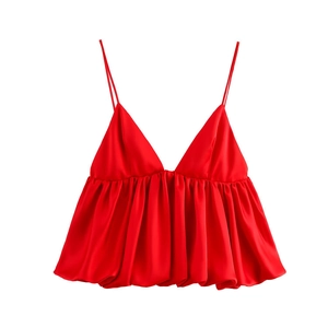 Haut élégant en satin rouge à fines bretelles avec col en V et ourlet bouffant sur blanc
