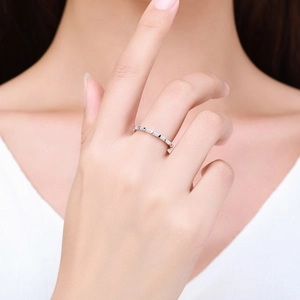 Elegante anello eternity in argento con zirconi a taglio baguette sulla mano
