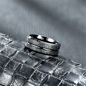 Makroansicht des 8mm schwarzen Edelstahlrings mit mattierter Textur und Doppeldekor