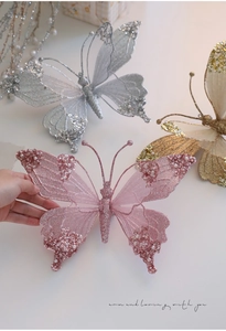 Dettaglio di farfalle decorative con glitter, paillettes e perle sintetiche