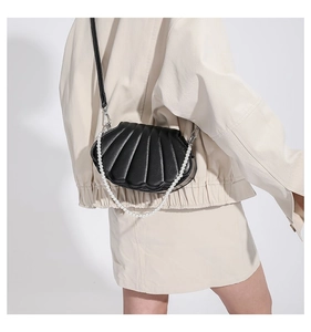 Modische schwarze Muscheltasche mit elegantem Perlenhandgriff und Lederriemendetails