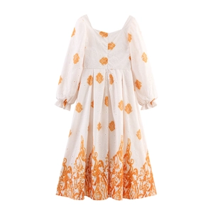 Vestido largo blanco con escote cuadrado y bordados florales bohemios naranjas