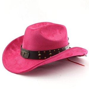 Detail eines rosafarbenen Wildleder-Cowboyhuts mit Lederband und Stierkopf-Verzierung