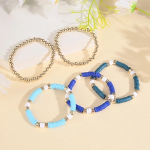 Détail du lot de 5 bracelets bohèmes avec perles en argile bleue et perles dorées