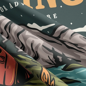 Détail du tissu de tapisserie de camping avec illustration de montagnes et forêt