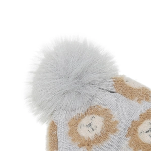 Détail du bonnet tricoté gris pour bébé avec motif lion et grand pompon en fausse fourrure