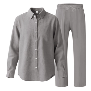 Vue détaillée d'un ensemble chemise à manches longues et pantalon en lin gris sur mannequin