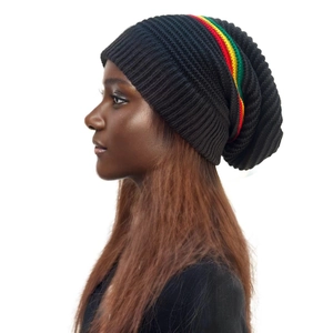Detail einer schwarzen Beanie-Mütze mit rot-gelb-grünen Reggae-Streifen auf der Rückseite