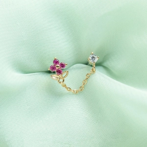 Boucle d'oreille fleur en argent S925 avec chaîne et gemme rose sur tissu de soie vert