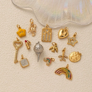 Set aus 14 verschiedenen Gold- und Silberanhängern mit Sternen, Herzen und Emaille