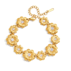 Goldenes Gänseblümchen-Armband aus Edelstahl mit weißen Zirkonia auf weißem Hintergrund