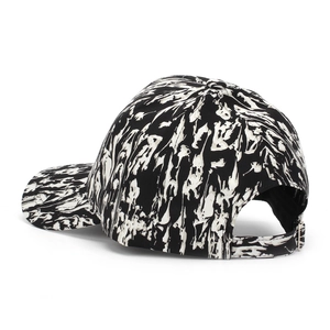 Détail de la boucle métallique réglable et du motif abstrait noir et blanc sur la casquette