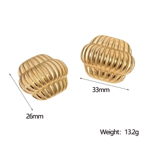 Detail of 18k gold vintage lantern earrings with 33mm size and 13.2g weight specs
