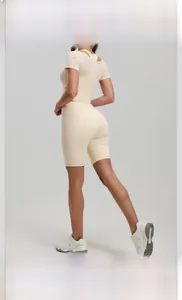 Détail du short de sport beige taille haute avec effet galbant et texture en maille