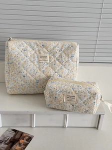 Vue détaillée du set de trousses de maquillage en velours côtelé fleuri avec texture matelassée