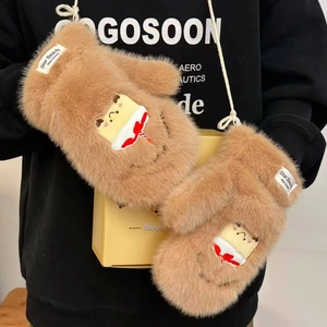 Detailaufnahme der camel Plüschhandschuhe mit Tortenstickerei und praktischem Nackenband