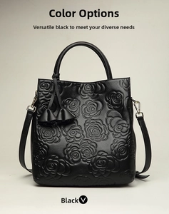 Dettaglio borsa in pelle nera con motivo a rose goffrato 3D e nappina decorativa