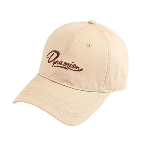 Dettaglio del ricamo marrone Dynamism su un berretto da baseball in cotone beige