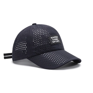 Casquette de baseball en mesh bleu marine respirante avec trous découpés au laser sport