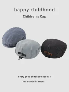 Vue détaillée de bérets en denim pour enfants en trois couleurs avec broderie Boston