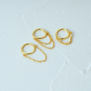 Dettaglio di orecchini a cerchio in argento S925 placcato oro 18K con catene pendenti